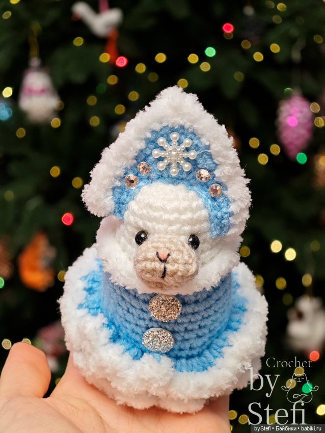 Овечка в костюме Снегурочки