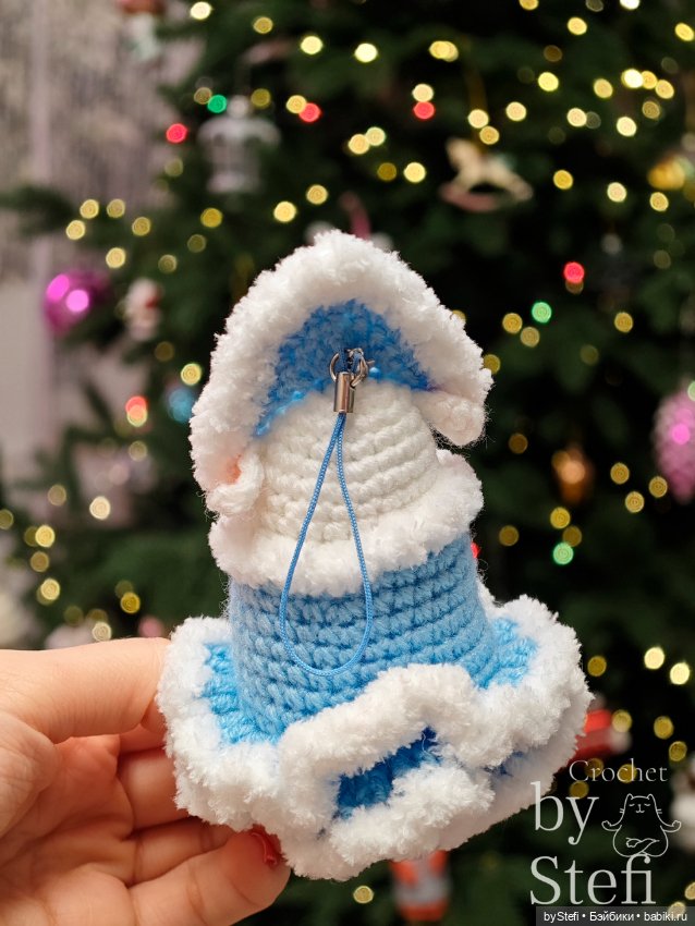 Овечка в костюме Снегурочки