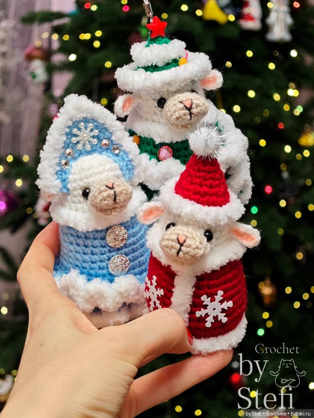 Овечка в костюме Снегурочки