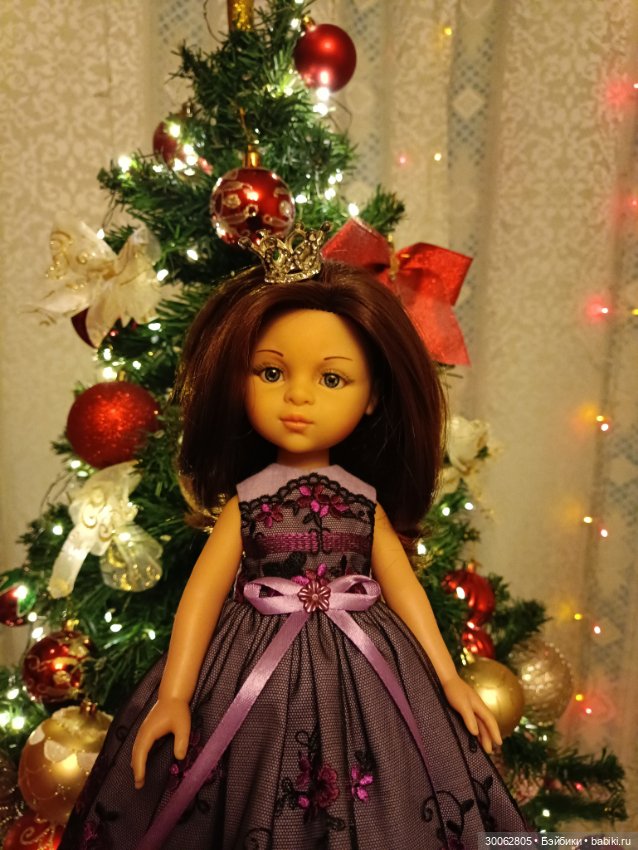 Яэль возле ёлочки — Куклы Paola Reina (Паола Рейна): новинки