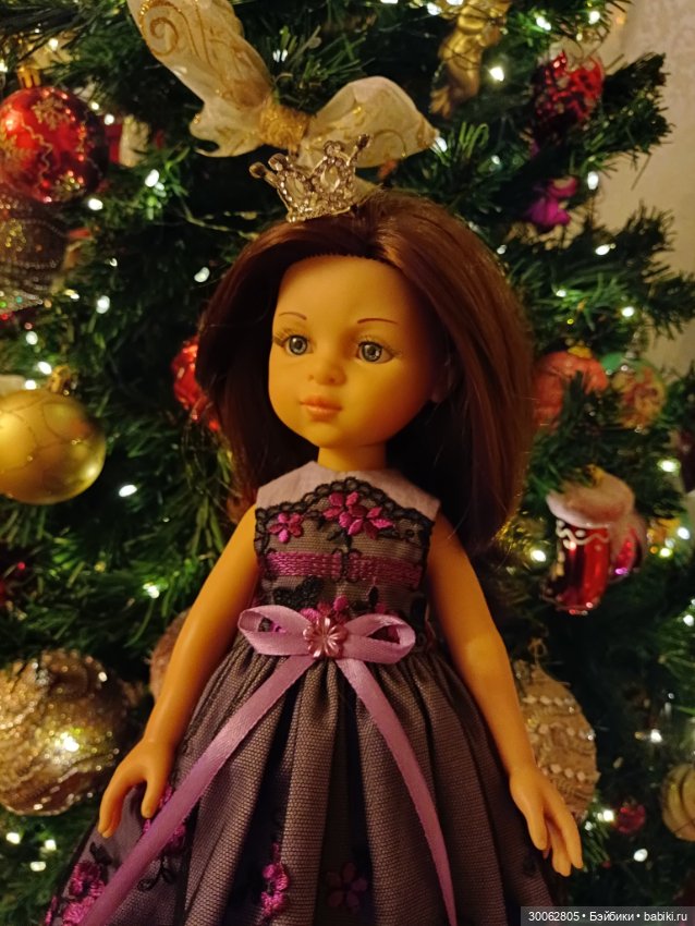 Яэль возле ёлочки — Куклы Paola Reina (Паола Рейна): новинки