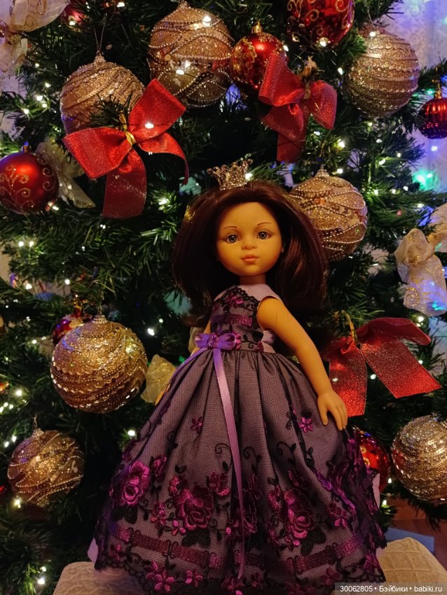 Яэль возле ёлочки — Куклы Paola Reina (Паола Рейна): новинки