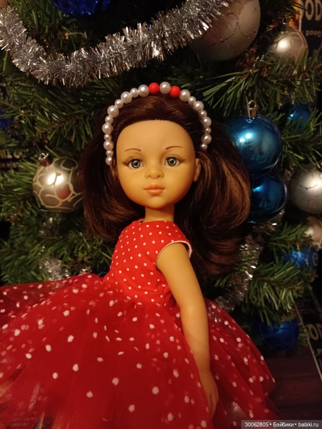 Яэль возле ёлочки — Куклы Paola Reina (Паола Рейна): новинки (фото 7)