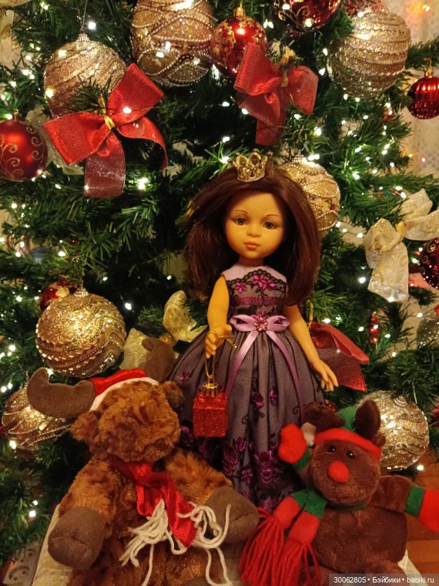 Яэль возле ёлочки — Куклы Paola Reina (Паола Рейна): новинки (фото 9)