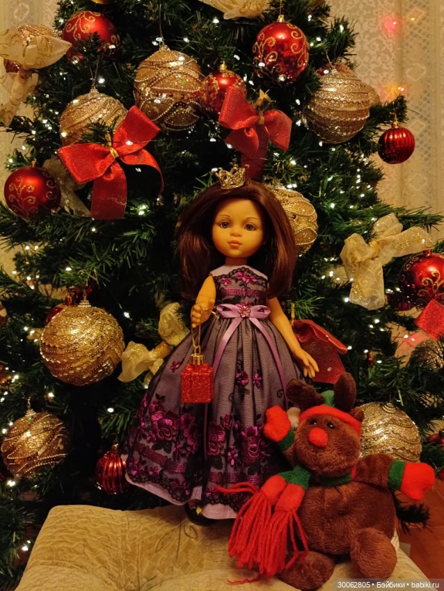 Яэль возле ёлочки — Куклы Paola Reina (Паола Рейна): новинки (фото 8)