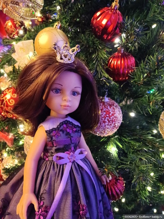 Яэль возле ёлочки — Куклы Paola Reina (Паола Рейна): новинки (фото 10)