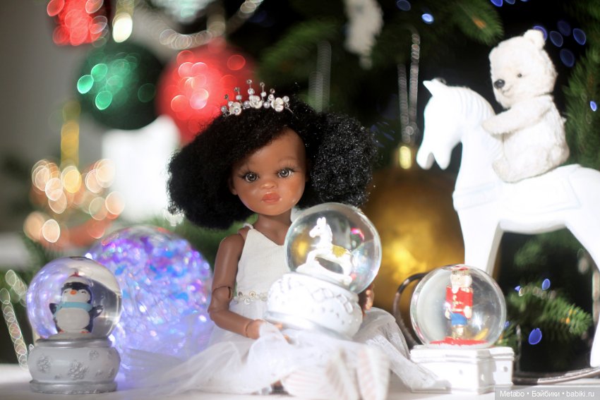 Фото у елочки — Куклы Paola Reina (Паола Рейна): новинки (фото 7)