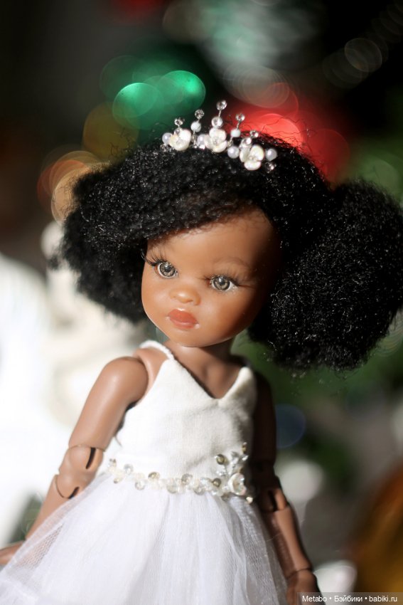 Фото у елочки — Куклы Paola Reina (Паола Рейна): новинки