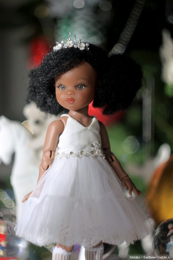 Фото у елочки — Куклы Paola Reina (Паола Рейна): новинки