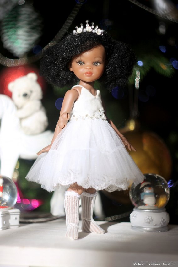 Фото у елочки — Куклы Paola Reina (Паола Рейна): новинки
