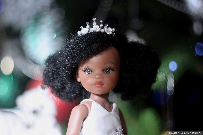 Фото у елочки — Куклы Paola Reina (Паола Рейна): новинки