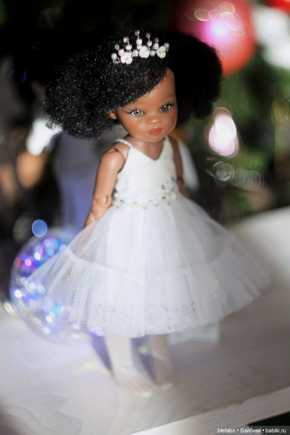 Фото у елочки — Куклы Paola Reina (Паола Рейна): новинки (фото 10)