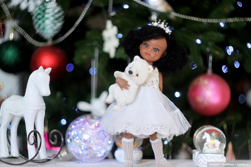 Фото у елочки — Куклы Paola Reina (Паола Рейна): новинки
