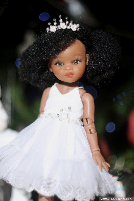 Фото у елочки — Куклы Paola Reina (Паола Рейна): новинки