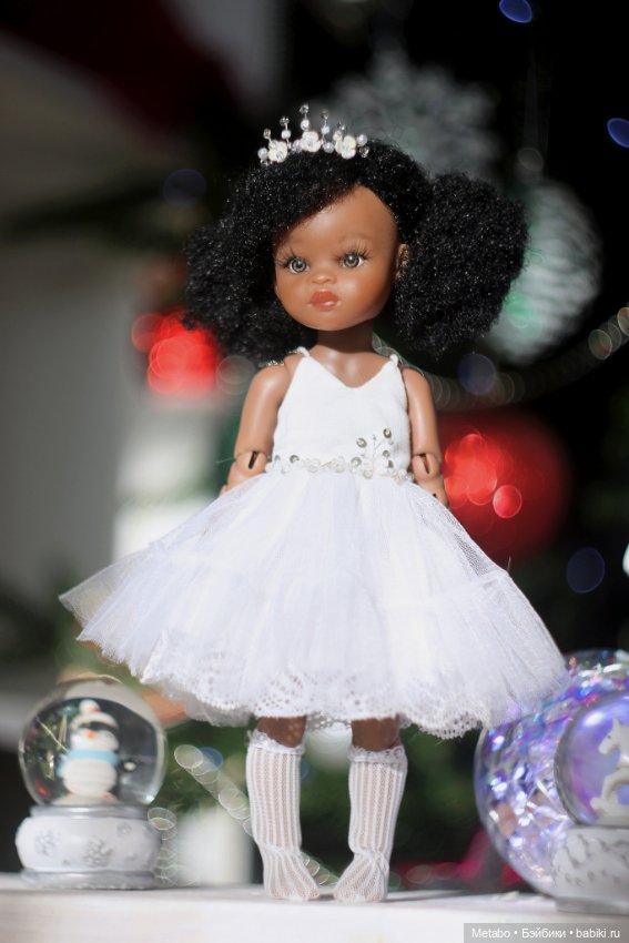 Фото у елочки — Куклы Paola Reina (Паола Рейна): новинки (фото 8)