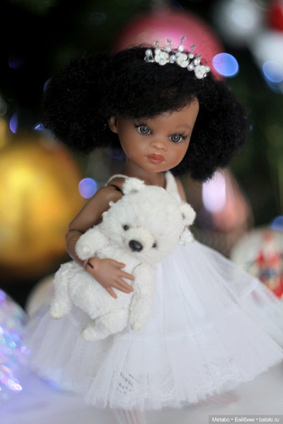 Фото у елочки — Куклы Paola Reina (Паола Рейна): новинки