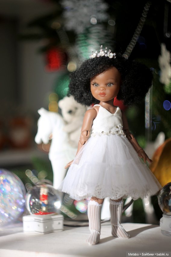 Фото у елочки — Куклы Paola Reina (Паола Рейна): новинки