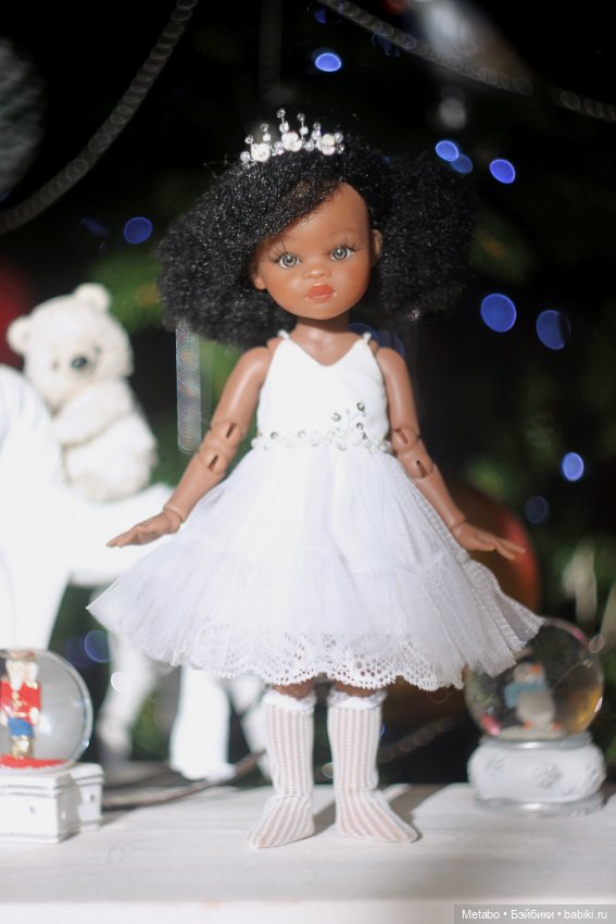 Фото у елочки — Куклы Paola Reina (Паола Рейна): новинки