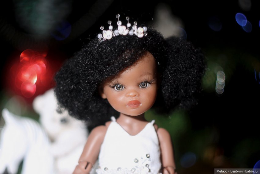 Фото у елочки — Куклы Paola Reina (Паола Рейна): новинки