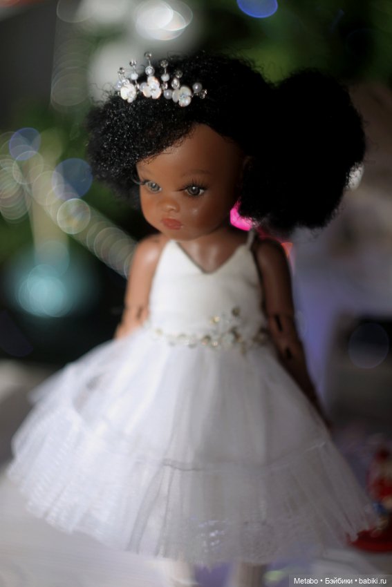 Фото у елочки — Куклы Paola Reina (Паола Рейна): новинки (фото 9)