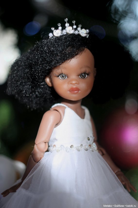 Фото у елочки — Куклы Paola Reina (Паола Рейна): новинки