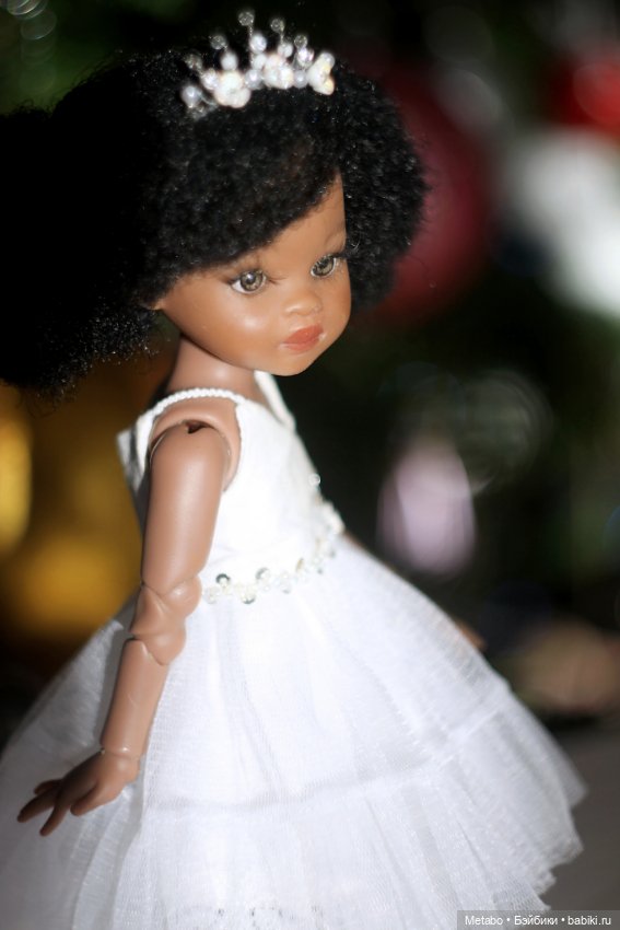 Фото у елочки — Куклы Paola Reina (Паола Рейна): новинки