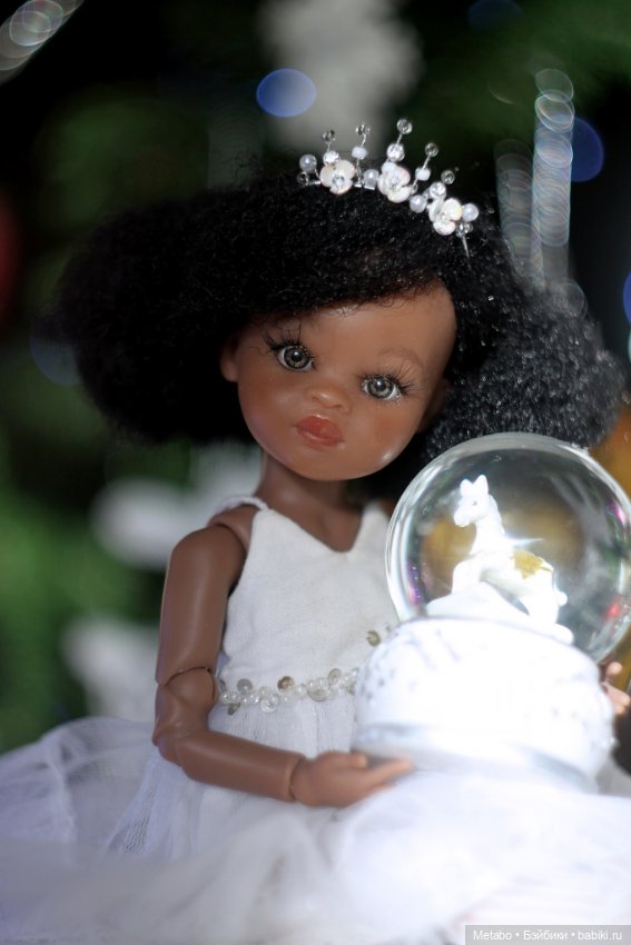 Фото у елочки — Куклы Paola Reina (Паола Рейна): новинки (фото 6)