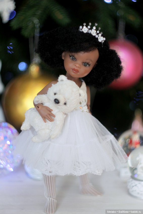 Фото у елочки — Куклы Paola Reina (Паола Рейна): новинки