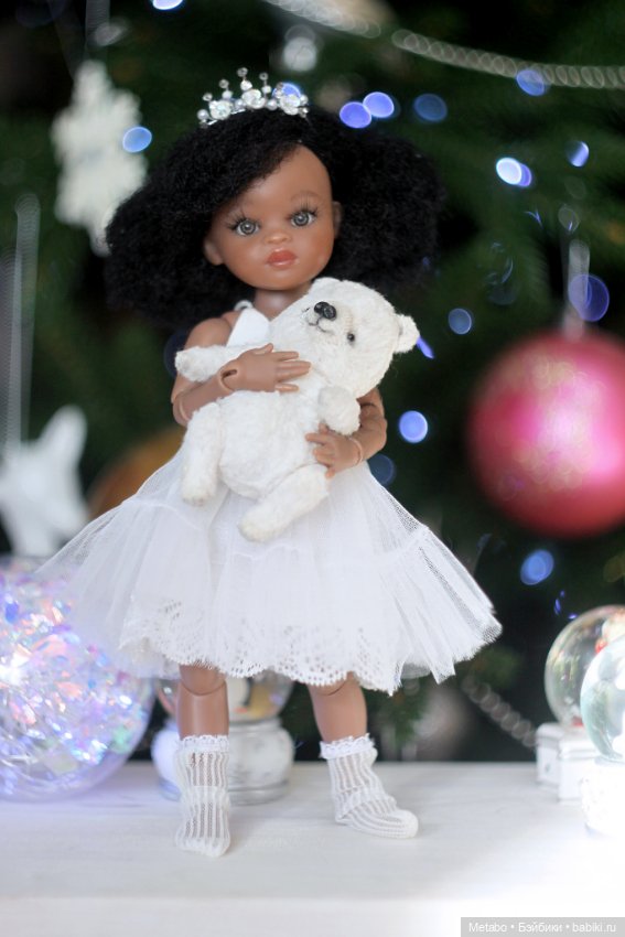 Фото у елочки — Куклы Paola Reina (Паола Рейна): новинки