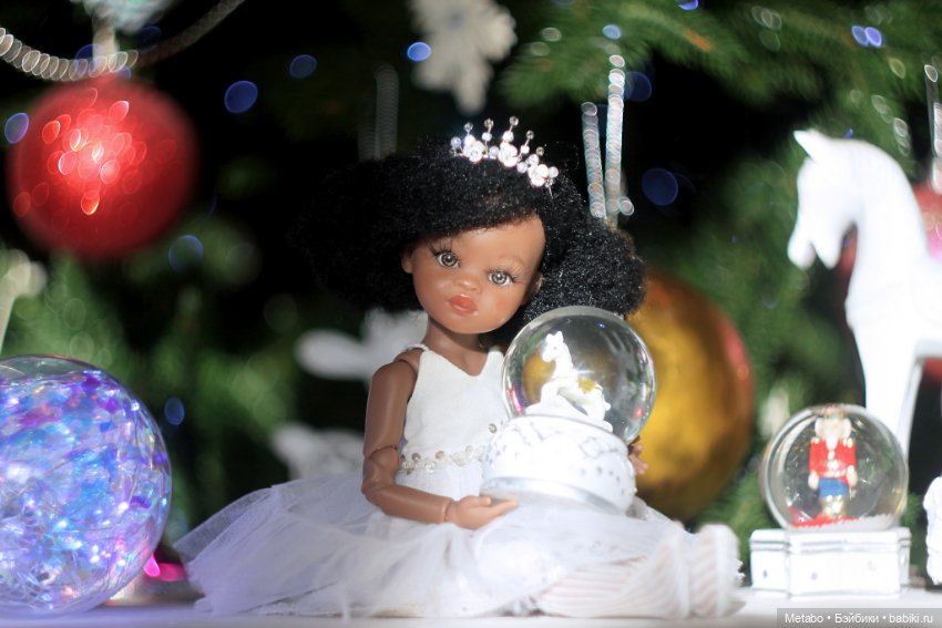 Фото у елочки — Куклы Paola Reina (Паола Рейна): новинки (фото 5)