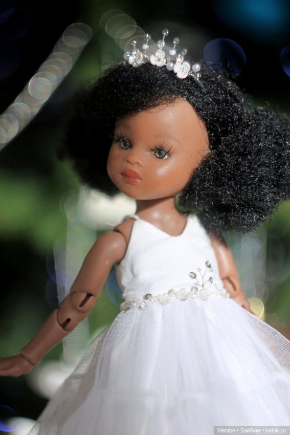 Фото у елочки — Куклы Paola Reina (Паола Рейна): новинки (фото 2)