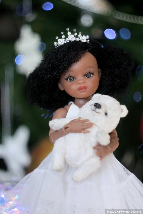 Фото у елочки — Куклы Paola Reina (Паола Рейна): новинки