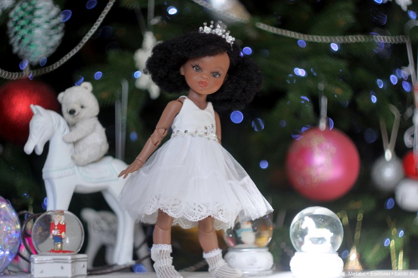Фото у елочки — Куклы Paola Reina (Паола Рейна): новинки