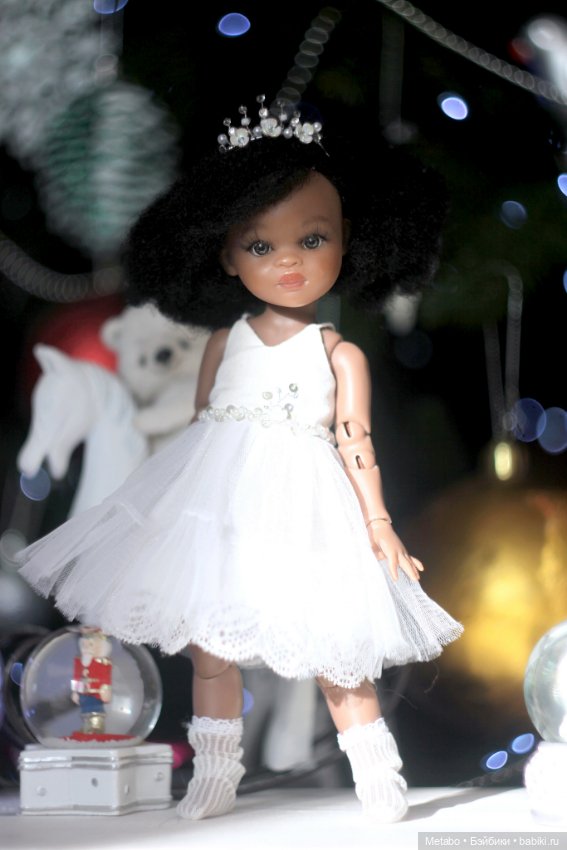 Фото у елочки — Куклы Paola Reina (Паола Рейна): новинки
