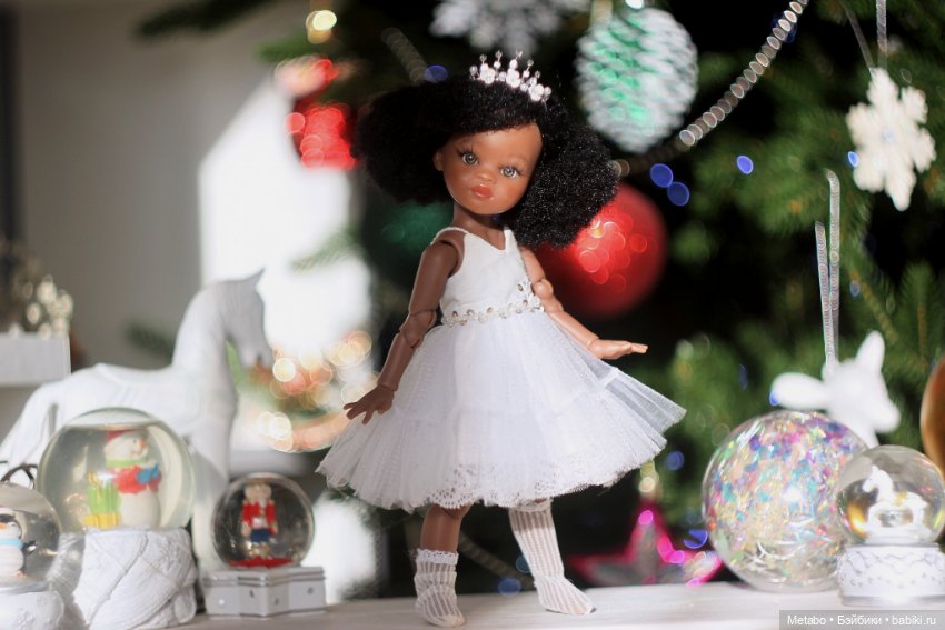Фото у елочки — Куклы Paola Reina (Паола Рейна): новинки