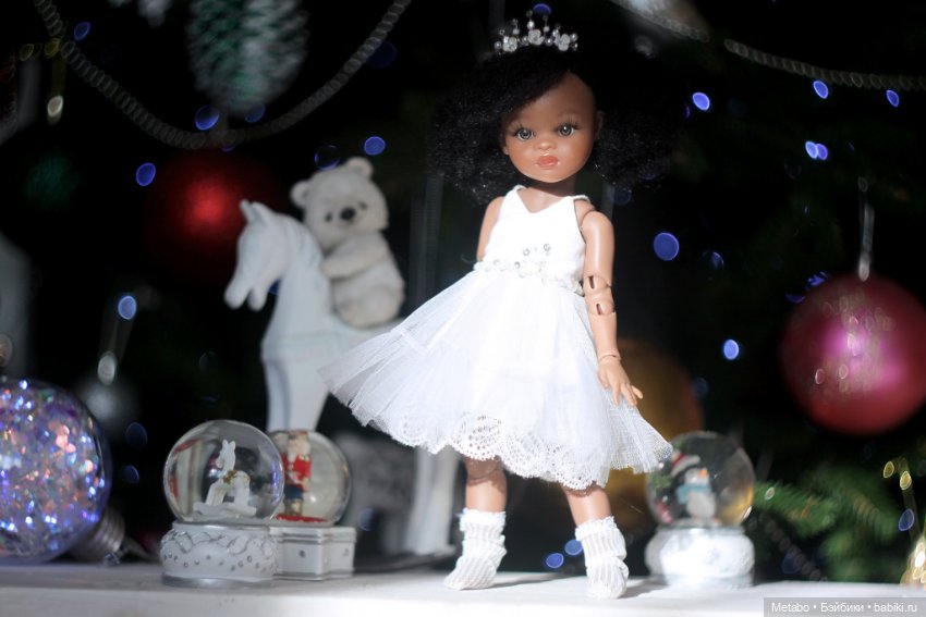 Фото у елочки — Куклы Paola Reina (Паола Рейна): новинки
