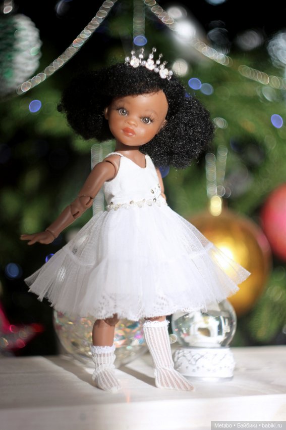 Фото у елочки — Куклы Paola Reina (Паола Рейна): новинки (фото 3)