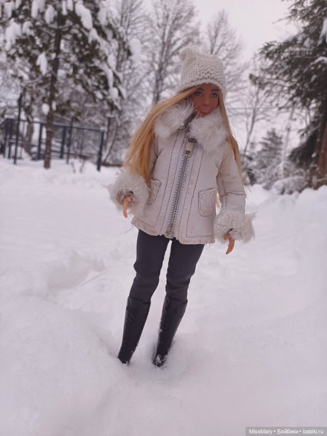 Белая курточка, белая шапочка, белый снег