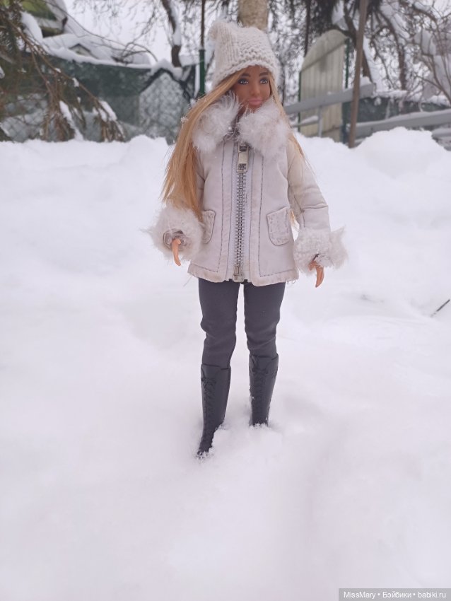 Белая курточка, белая шапочка, белый снег