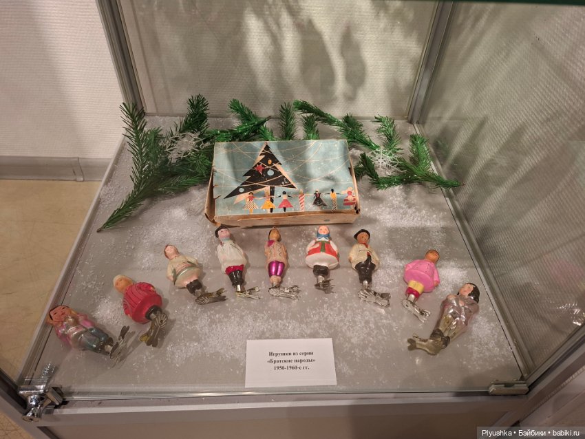 Выставка советских ёлочных игрушек и новогодних украшений
