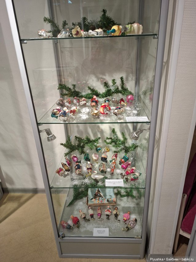 Выставка советских ёлочных игрушек и новогодних украшений