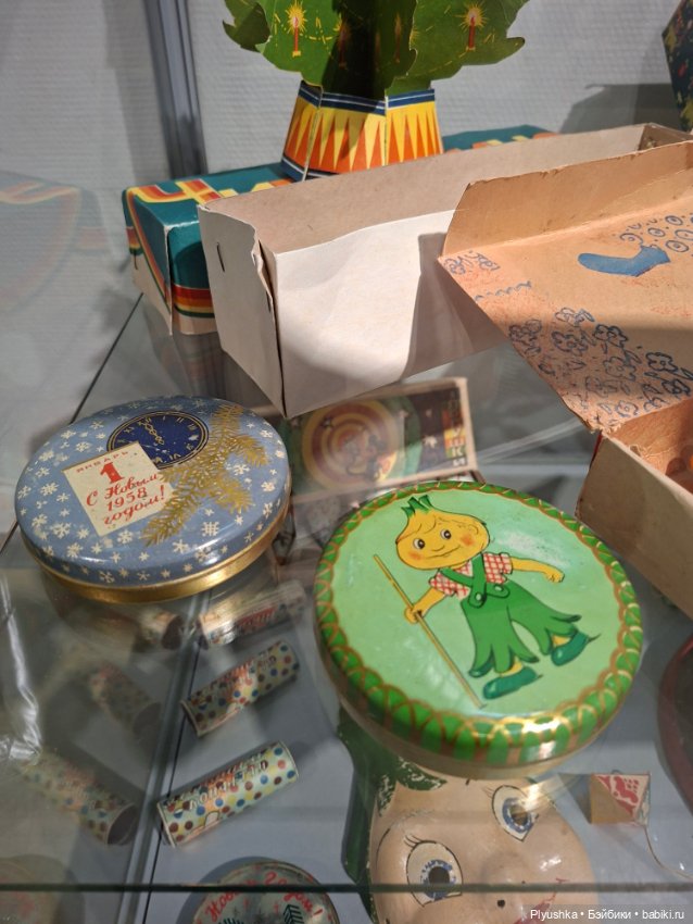 Выставка советских ёлочных игрушек и новогодних украшений