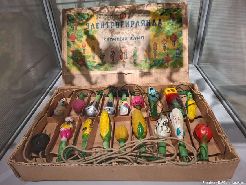 Выставка советских ёлочных игрушек и новогодних украшений