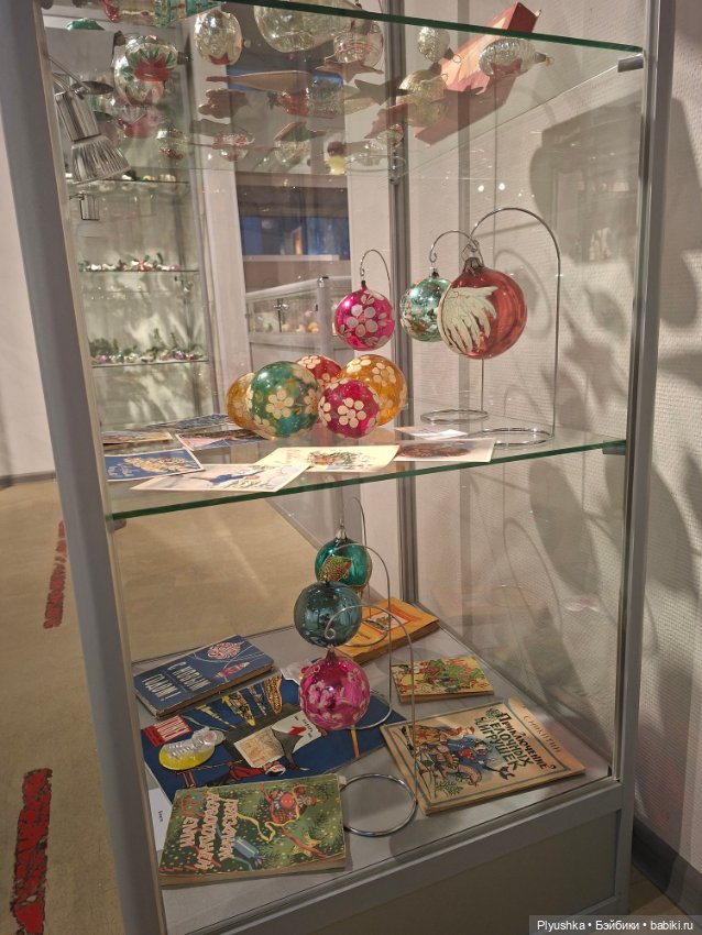 Выставка советских ёлочных игрушек и новогодних украшений