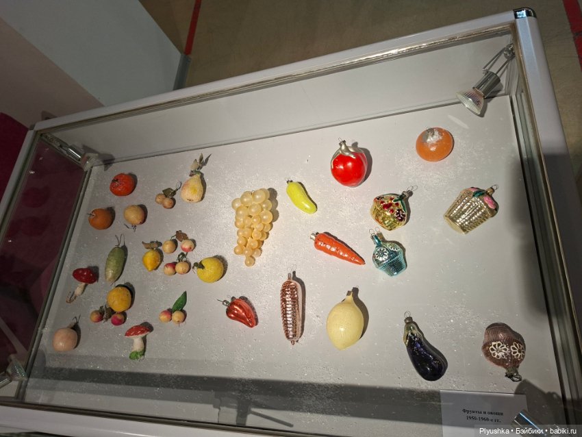 Выставка советских ёлочных игрушек и новогодних украшений