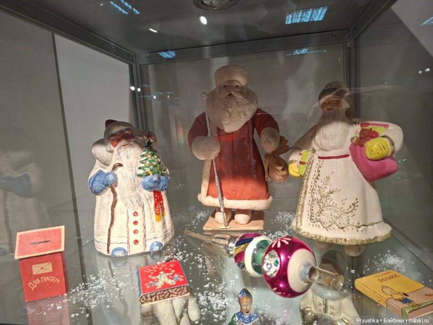 Выставка советских ёлочных игрушек и новогодних украшений