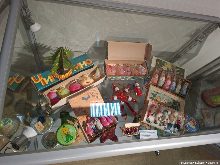 Выставка советских ёлочных игрушек и новогодних украшений
