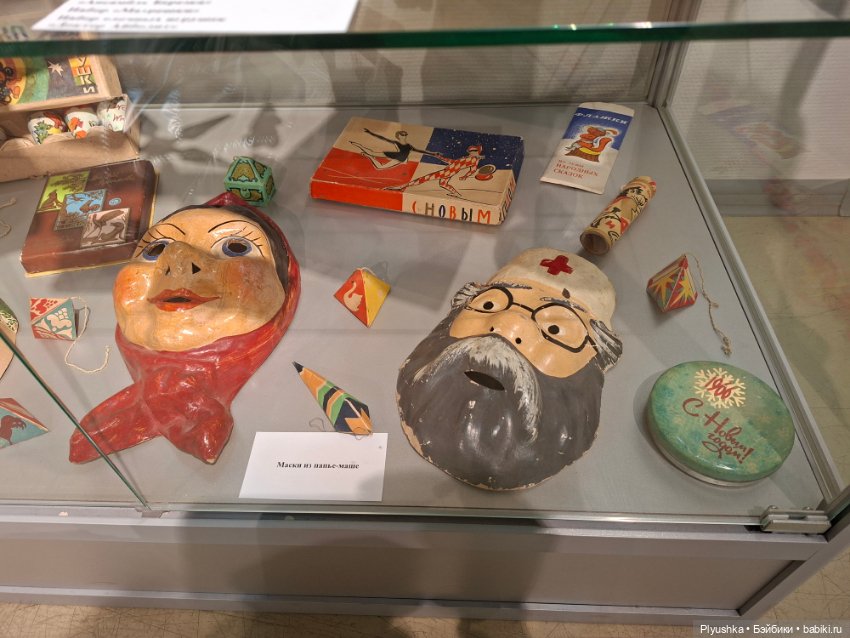 Выставка советских ёлочных игрушек и новогодних украшений