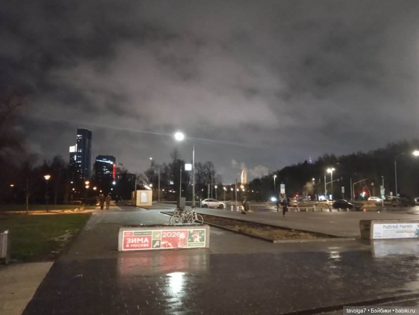 Rainbow High Junior Skyler первая прогулка по Москве