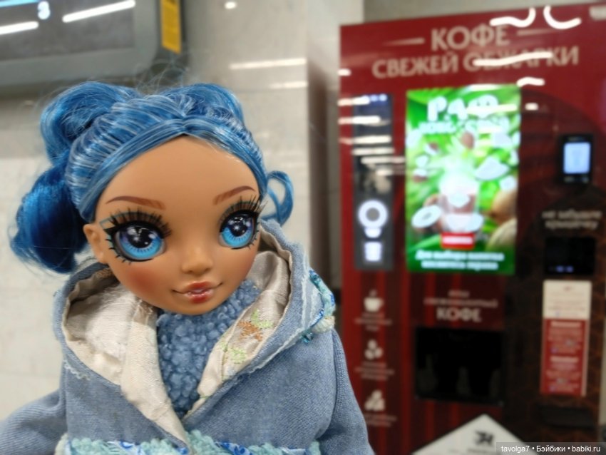 Rainbow High Junior Skyler первая прогулка по Москве (фото 2)